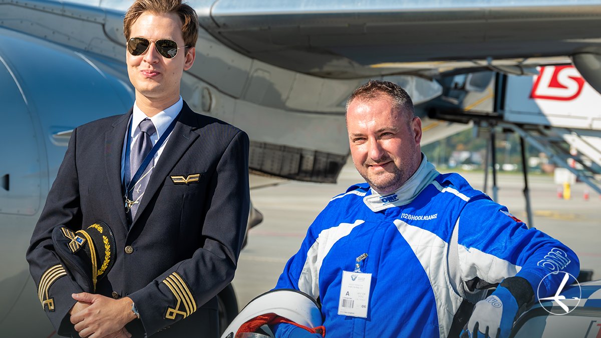 LOTPLAirlines's tweet photo. A co gdyby do wyścigu stanął samochód z samolotem? 🚘✈️
@KrakowAirport zna odpowiedź!
Na terenie lotniska odbył się wyjątkowy wyścig, podczas którego zmierzył się #Fiat126p w malowaniu #PLLLOT oraz #Embraer175 w wydaniu #retroLOT. @PANSA_PL #126hooligans
📷 T. Mazur https://t.co/BowHYTMDI9