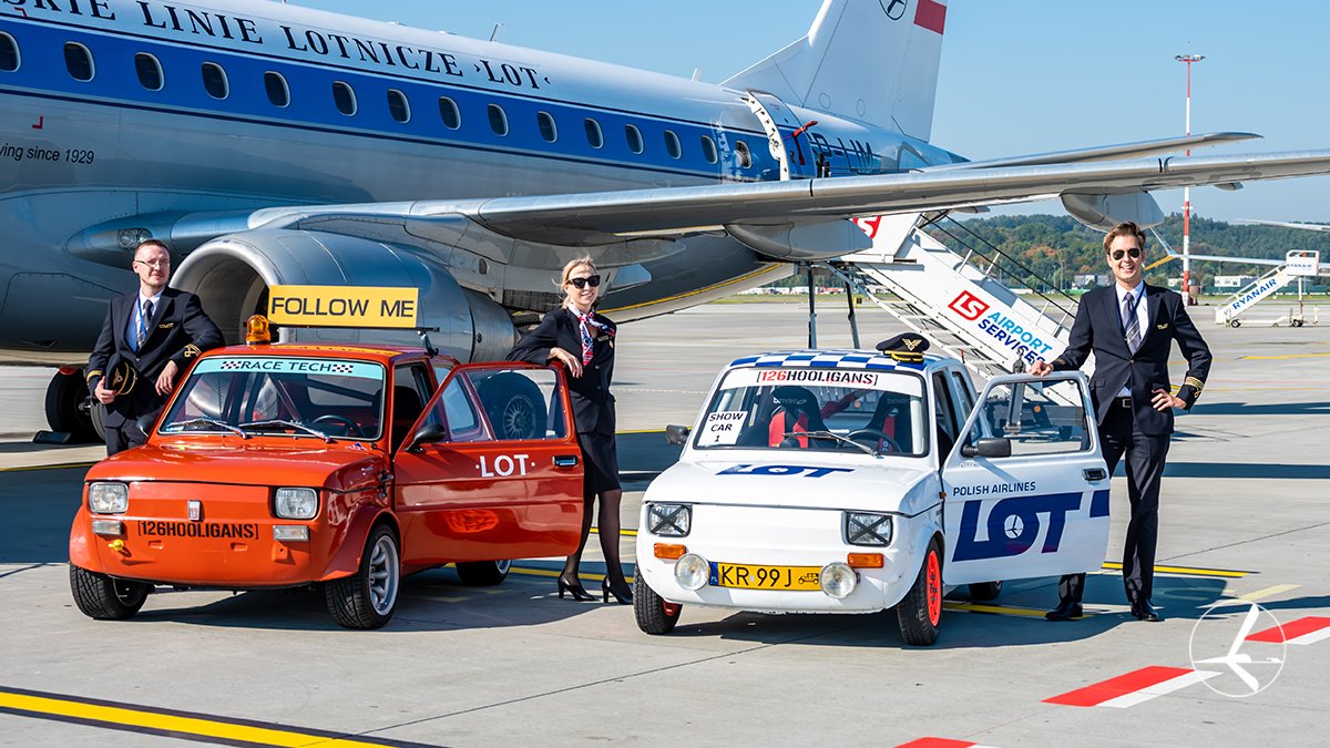 LOTPLAirlines's tweet photo. A co gdyby do wyścigu stanął samochód z samolotem? 🚘✈️
@KrakowAirport zna odpowiedź!
Na terenie lotniska odbył się wyjątkowy wyścig, podczas którego zmierzył się #Fiat126p w malowaniu #PLLLOT oraz #Embraer175 w wydaniu #retroLOT. @PANSA_PL #126hooligans
📷 T. Mazur https://t.co/BowHYTMDI9