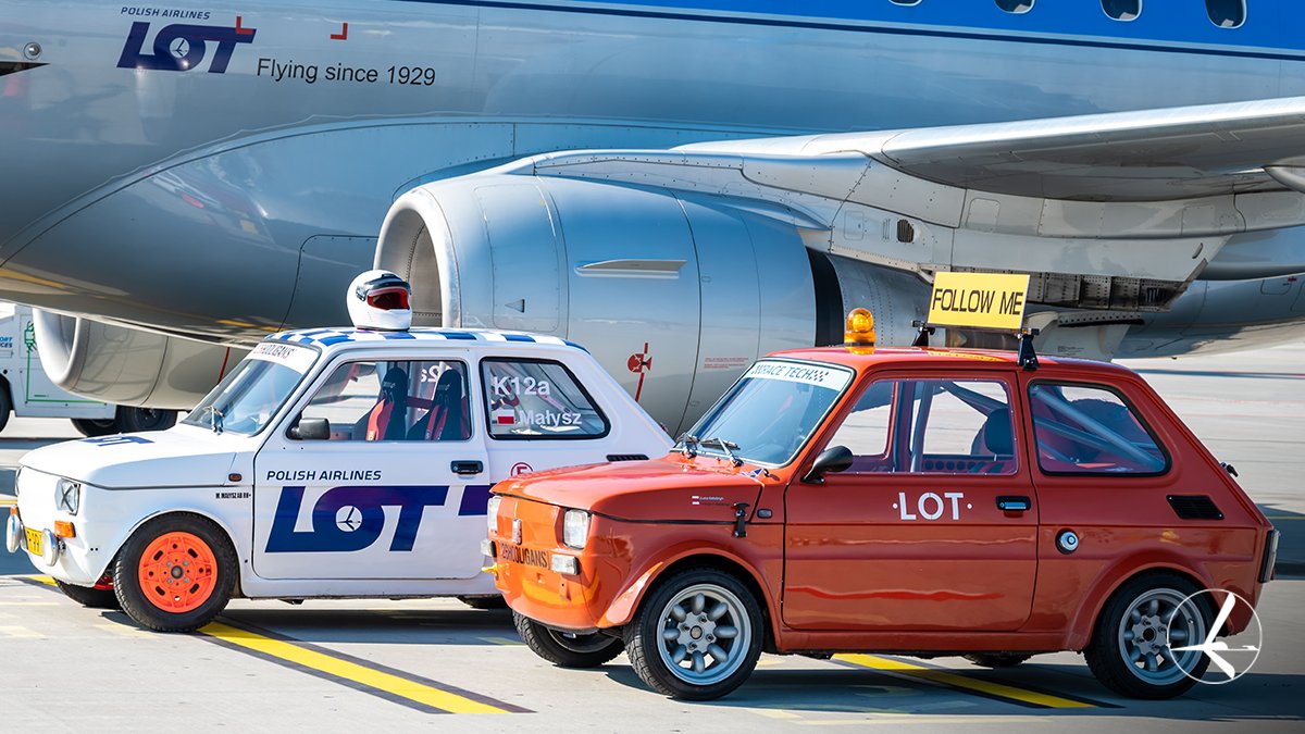 LOTPLAirlines's tweet photo. A co gdyby do wyścigu stanął samochód z samolotem? 🚘✈️
@KrakowAirport zna odpowiedź!
Na terenie lotniska odbył się wyjątkowy wyścig, podczas którego zmierzył się #Fiat126p w malowaniu #PLLLOT oraz #Embraer175 w wydaniu #retroLOT. @PANSA_PL #126hooligans
📷 T. Mazur https://t.co/BowHYTMDI9