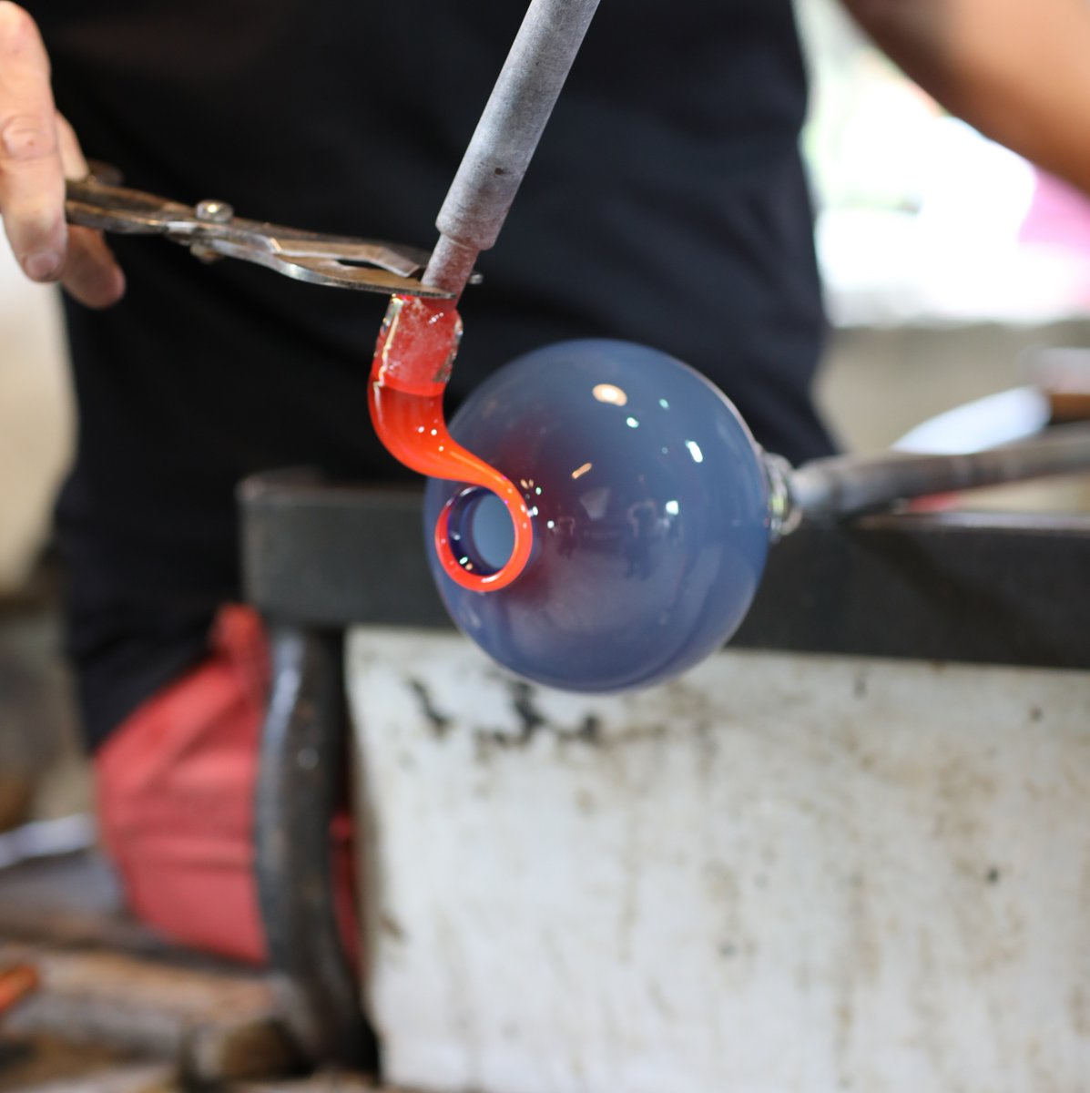 gilliesjones's tweet photo. The Lip Wrap.
Adding a lip wrap of transparent blue glass to what will soon be the rim of a Meadow Cranesbill blue bowl.
Only when the bowl is cool will be see the true colours.
#glassblowing
#makingglass
#truecolours
#blowingglass
#making https://t.co/1MG5WcmlYQ