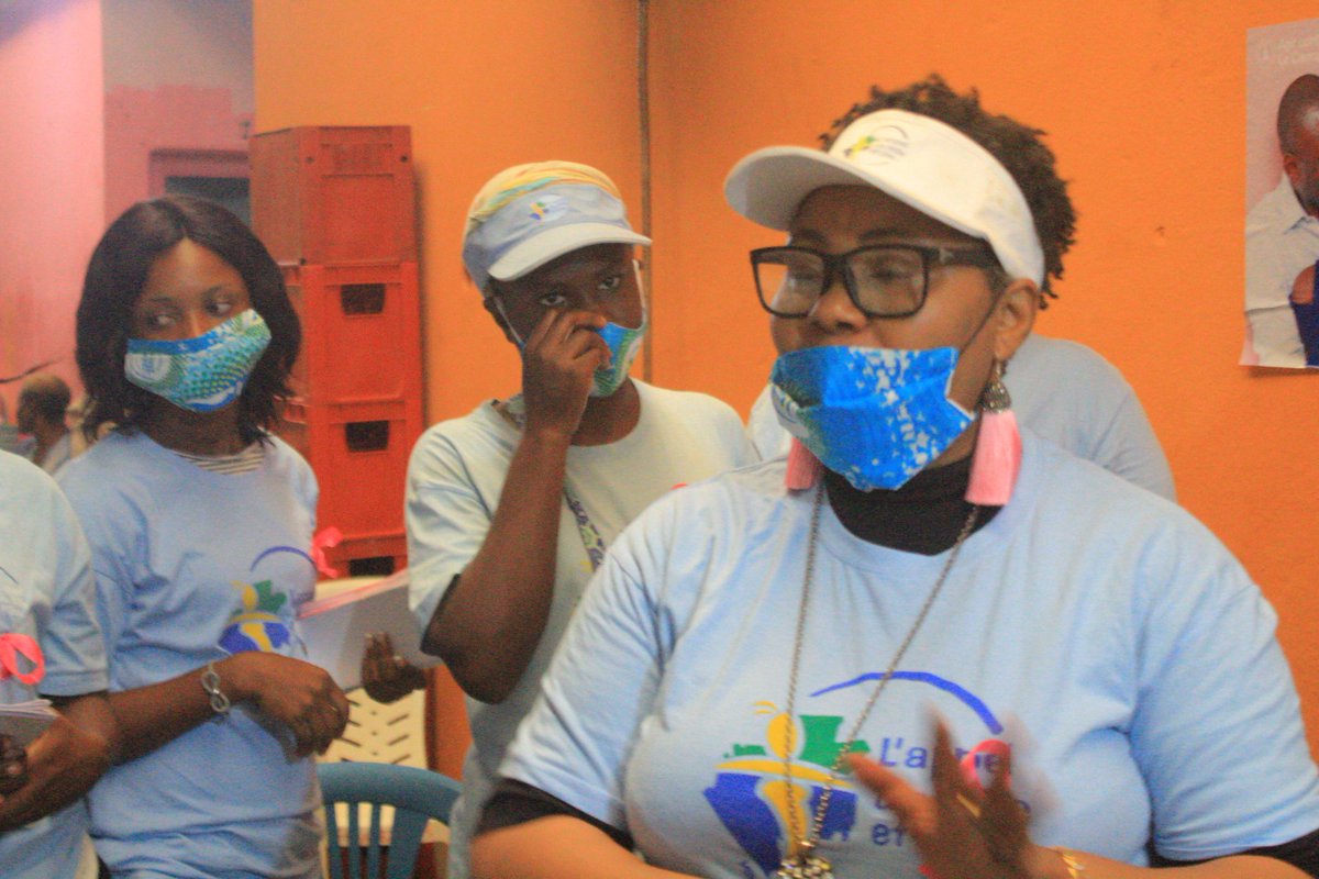 #octobrerose2021 - A C T U   A M U 
 Octobre rose ", les coordinations du 2ème et du 3ème arrondissement de notre mouvement féministe se sont rendues ce jour, au marché de Nkembo afin de sensibiliser les commerçantes sur les cancers féminins, tout en les  incitant au dépistage.