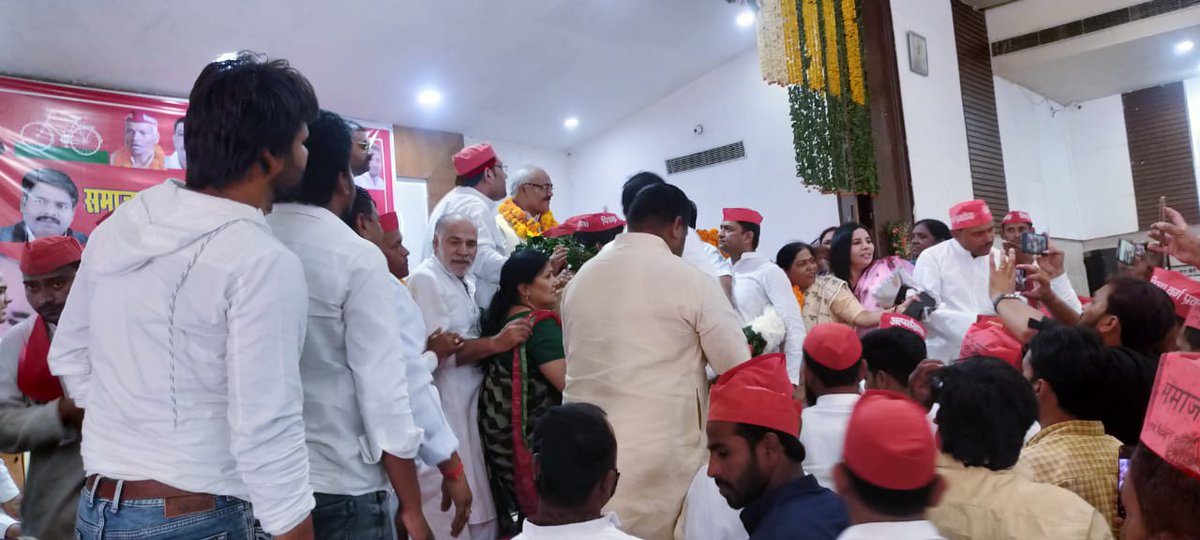 आज ग़ाज़ियाबाद में पिछड़ा वर्ग सम्मेलन में माननीय श्री राजपाल कश्यप जी के साथ ... 

जय शिक्षक जय वित्त विहीन गुट 
जय शिक्षक जय समाजवाद 
#बाइस_में_बाइसकिल 
<a href="/yadavakhilesh/">Akhilesh Yadav</a> <a href="/samajwadiparty/">Samajwadi Party</a> <a href="/NareshUttamSP/">Naresh Uttam Patel (#मैं_PDA_परिवार_से_हूं)</a> <a href="/DrRajpalKashyap/">Dr. Rajpal Kashyap</a>