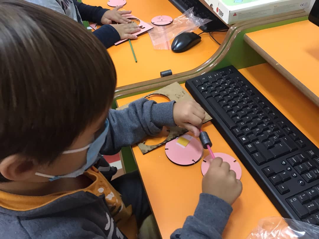 erakolejiflorya's tweet photo. #stembox
Florya Uğur Koleji Anaokulu öğrencilerimiz ilk Stembox projesini “mıknatıslı roket” yaparak tamamladı.
Proje öncesinde edindiği kazanımları da birleştirerek mıknatısların çekme ve itme kuvvetlerini, kullanım alanlarını öğrendiler.
#floryauğurkoleji #uğurlugelecek https://t.co/mach5X1IDU