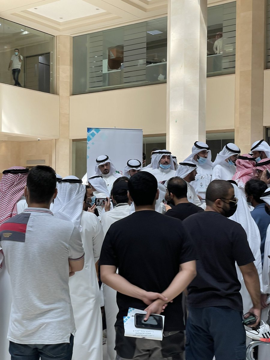 M_S_ALmesbah's tweet photo. اشكر كل الاخوة الزملاء والزميلات على الحضور وانجاح الاعتصام والشكر موصول لجميع القنوات الاخبارية على التغطية الاعلامية

ونستنكر عدم حضور الوزير و وكيل الوزارة اغلاق ابوابهم بوجه المواطنين العاملين في الوزارة

وهذا يدعينا للتصعيد في الايام المقبلة #اعتصام_عاملي_الكهربا https://t.co/m7SIq4cqdM