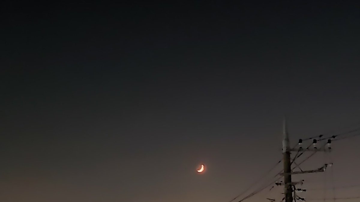 gyotokuyukinori's tweet photo. #OldDevilMoon ？

はっきり西の空に見えてます
調べても三日月とは特定されてないみたいです

私の先入観なんですね

#ChetBaker のレコジャケのイメージが強すぎなんだと思います

カメラのモードによって映りがだいぶ変わりますね

https://t.co/GHsQrL7lEy https://t.co/dxRwLBjkDq