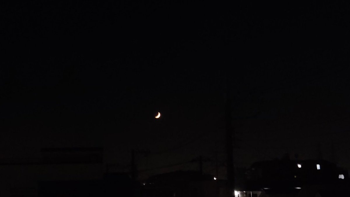 gyotokuyukinori's tweet photo. #OldDevilMoon ？

はっきり西の空に見えてます
調べても三日月とは特定されてないみたいです

私の先入観なんですね

#ChetBaker のレコジャケのイメージが強すぎなんだと思います

カメラのモードによって映りがだいぶ変わりますね

https://t.co/GHsQrL7lEy https://t.co/dxRwLBjkDq