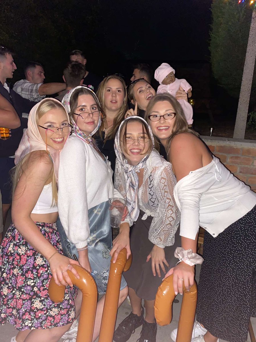 hannahtphysio's tweet photo. Our Families social to begin the yearโฆ
Thanks to everyone that came & made our first proper in person social since before Covid a huge success.
1st years = babies
2nd years = parents
3rd years = grandparents
@supra_uon #socialsec https://t.co/EjRtcETWjY