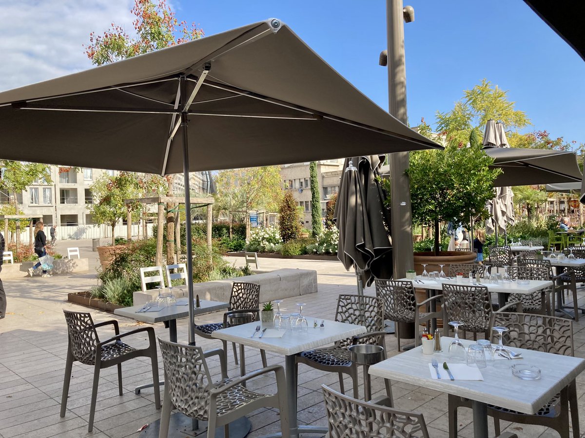 XWiik's tweet photo. Le dimanche à #Antibes simple, ensoleillé, authentique 
#WhatElse #IciCestAntibes #AntibesJuanLesPins #Gravette #Plage #MarcheProvencal https://t.co/WM7OWpeFsW