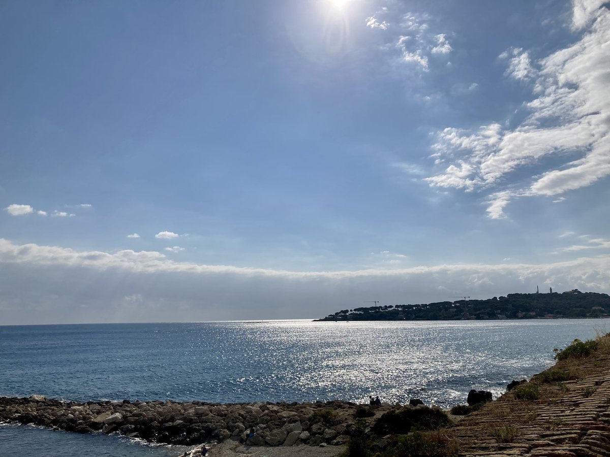 XWiik's tweet photo. Le dimanche à #Antibes simple, ensoleillé, authentique 
#WhatElse #IciCestAntibes #AntibesJuanLesPins #Gravette #Plage #MarcheProvencal https://t.co/WM7OWpeFsW