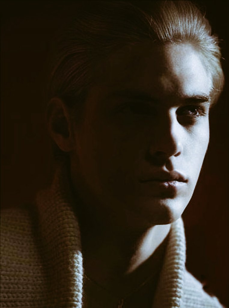 SolarisK_'s tweet photo. ๐ฆ Nombre: Aless, Alessandro, Alexander
๐ฆ Edad: 25 aparentes.
๐ฆ Criatura: Vampire
๐ฆ Poder: Cambiar de gรฉnero, control mental en animales y criaturas dรฉbil, metamorfia murciรฉlago
๐ฆ Sexo: Male
@MormontHotel
#MHSrol https://t.co/S6ki7ZcWr1
