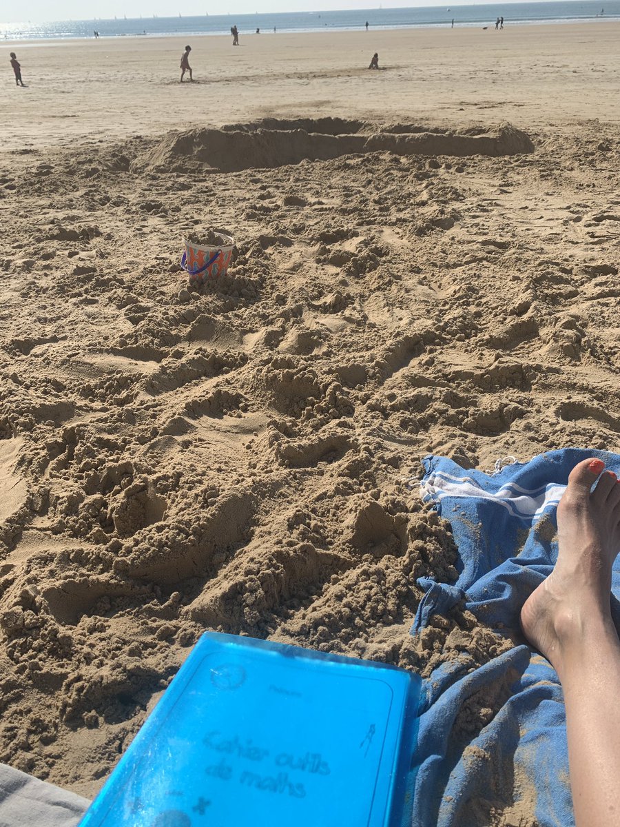 sophie_tnck's tweet photo. 1h20 plus tard, partir pour prendre le café sur la plage sur un coup de tête et puis finalement rester.. profiter… #RootsStyle c’est ça la vie ! #ZeroProgramme #improTotale on a juste les doudous & les leçons 🤪😉 https://t.co/8MAy8JESp2