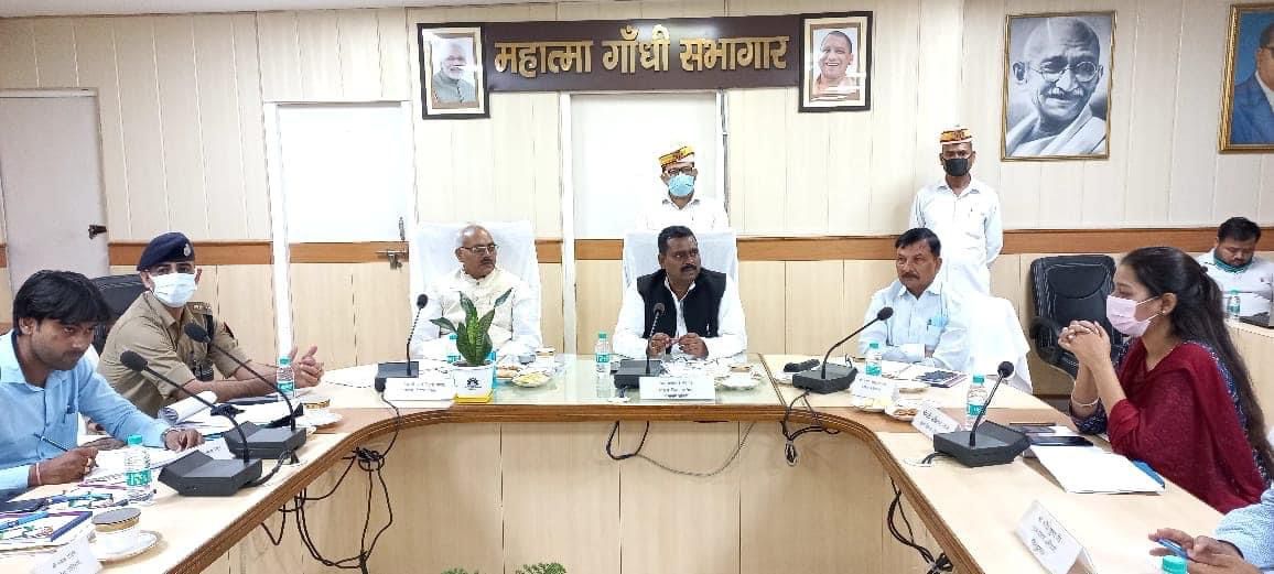 आज जनपद गाजियाबाद के कलेक्ट्रेट में विधायी समाधिकार समिति के सभापति माननीय श्री राजपाल कश्यप जी एवं समिति अधिकारियों के साथ बैठक करते हुए !!!

जय शिक्षक जय वित्त विहीन गुट 
जय शिक्षक जय समाजवाद 
#बाइस_में_बाइसकिल 
<a href="/yadavakhilesh/">Akhilesh Yadav</a> <a href="/samajwadiparty/">Samajwadi Party</a> <a href="/NareshUttamSP/">Naresh Uttam Patel (#मैं_PDA_परिवार_से_हूं)</a> <a href="/DrRajpalKashyap/">Dr. Rajpal Kashyap</a>