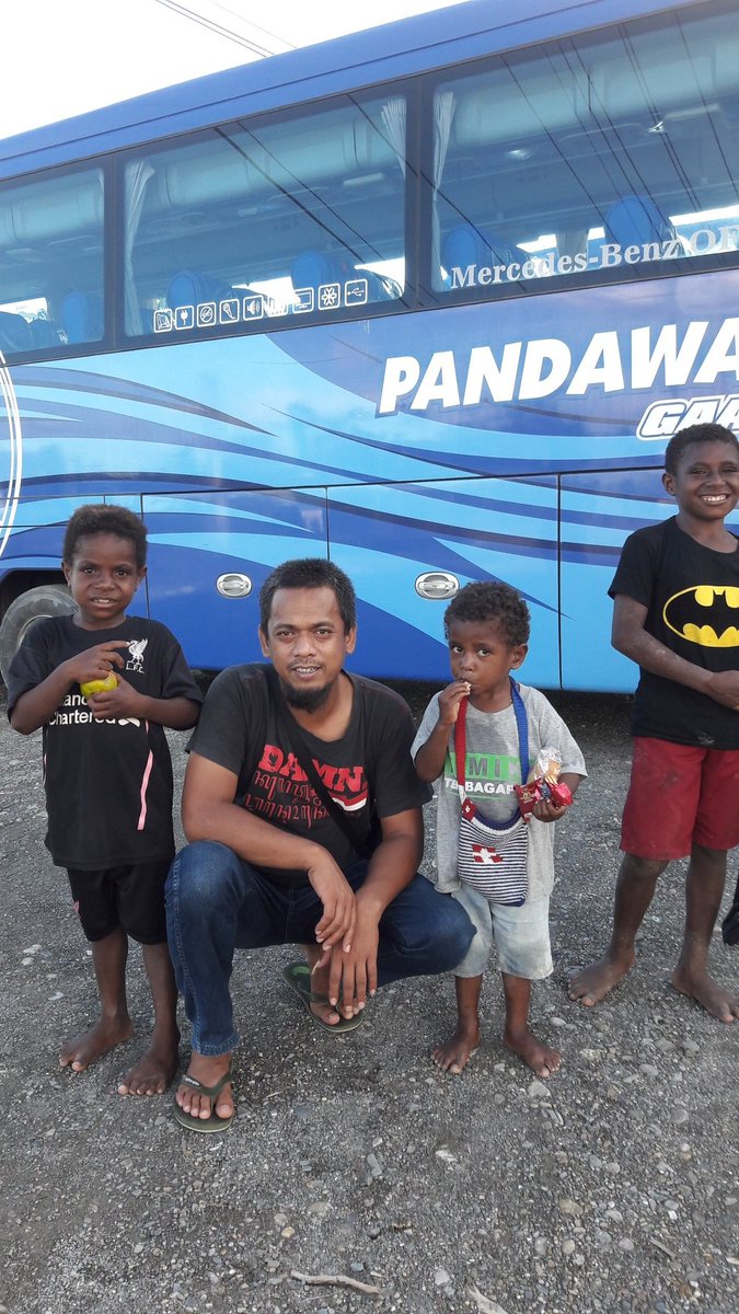 isolwae's tweet photo. Karna kita saudara..
Kenangan yang tak kan terlupakan dalam hidupku,bisa berkunjung dan bercabda ria denganmu..
#PapuaIndonesia #timika #PONXXPapua2021 #torangbisa #torangsodara #pandawa87bus #pandawa87boyolali https://t.co/5SaJN1J78h
