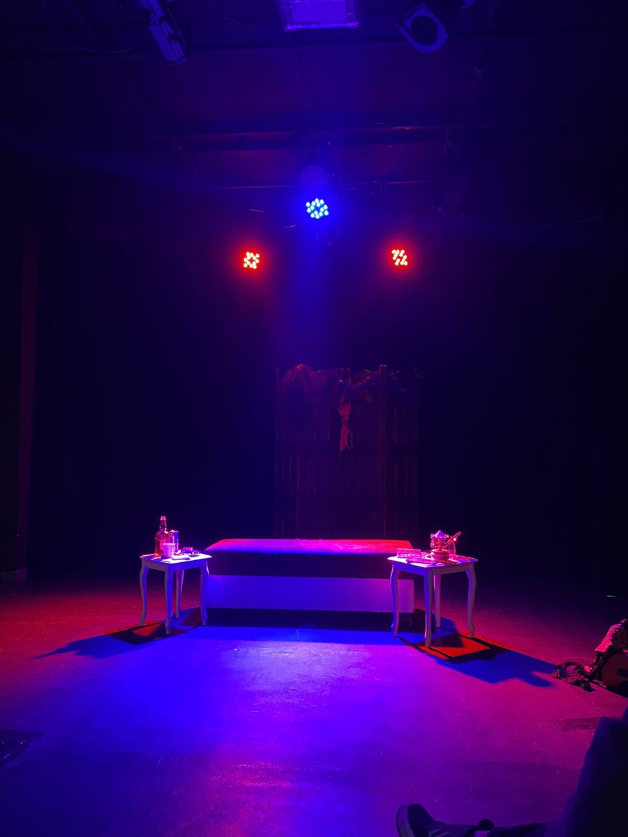 “Beni siz kabul etmediniz teyze, toprak kabul etmese n’olur?”

Dün akşam <a href="/kadikoyboasahne/">Kadıköy Boa Sahne</a> ‘de Eylül’ü seyrettim. Muazzam bir oyuncu performansına ve unutulmayacak bir hikayeye tanık oldum. İnsan seyrederken kendi duygu değişimine bile yetişemiyor.

👏👏👏👏 <a href="/UurKanbay/">Kanbay</a> 👏👏👏👏