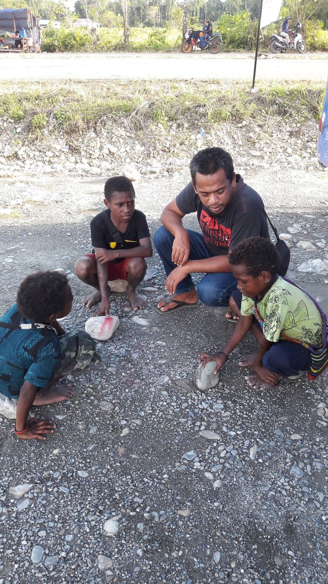 isolwae's tweet photo. Karna kita saudara..
Kenangan yang tak kan terlupakan dalam hidupku,bisa berkunjung dan bercabda ria denganmu..
#PapuaIndonesia #timika #PONXXPapua2021 #torangbisa #torangsodara #pandawa87bus #pandawa87boyolali https://t.co/5SaJN1J78h