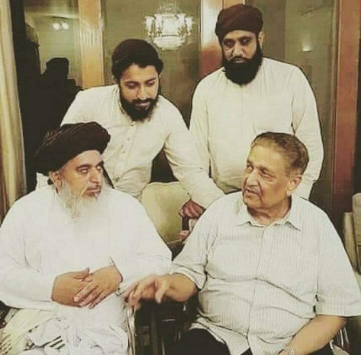 Aftab_Nazir's tweet photo. محسنوں کا انجام کچھ ایسا ہی ہوتا۔۔۔
خوب بنے گی جب مل بیٹھیں گے دیوانے ۔۔۔۔
#DrAbdulQadeerKhan
#dradilkhanshaheed
#baba_G https://t.co/2xPJWxX9qI
