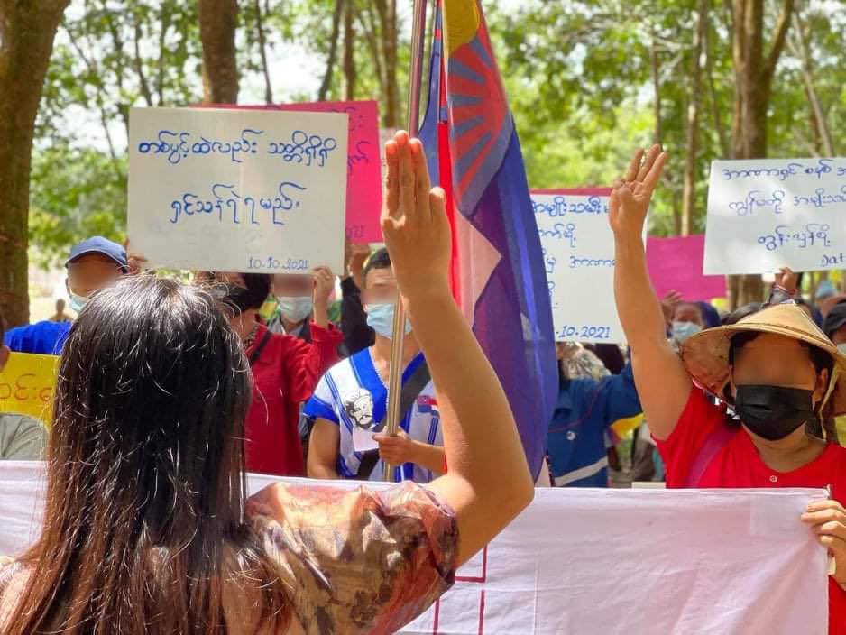may_mzh's tweet photo. Today, anti-SAC marching strike and peaceful gathering was staged by uncompromising women from KyarInnSeikGyi of KawtKaReik district. #OurGovernmentNUG  #Oct10Coup #WhatsHappeningInMyanmar https://t.co/niWM4qRQHy