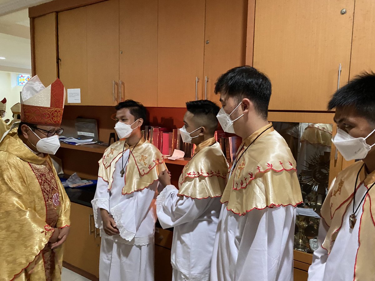 albertus_scj's tweet photo. Tersentuh sekali dengan Kardinal Suharyo yang menyempatkan diri menyapa para putra altar.

Di tengah padatnya acara instalasi kanonik Uskup Agung Palembang, beliau masih bertanya pada mereka satu per satu: “Kelas berapa? Bekerja apa?” 

Ah, hangat sekali hati Gembala Agung ini… https://t.co/eCWozWSdEZ