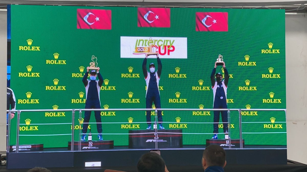 quicksigorta's tweet photo. Quick Sigorta Barkın Pınar ile zafere ulaştı! 🥇

Tüm dünyanın ilgiyle takip ettiği #F1’in İstanbul Park yarışı öncesi gerçekleşen #IntercityGoldCup’ta Barkın Pınar 1. oldu! 🏎

Sponsoru olduğumuz Barkın Pınar ve ekibini tebrik ederiz. 👏🏻 https://t.co/jfbPR10G4q