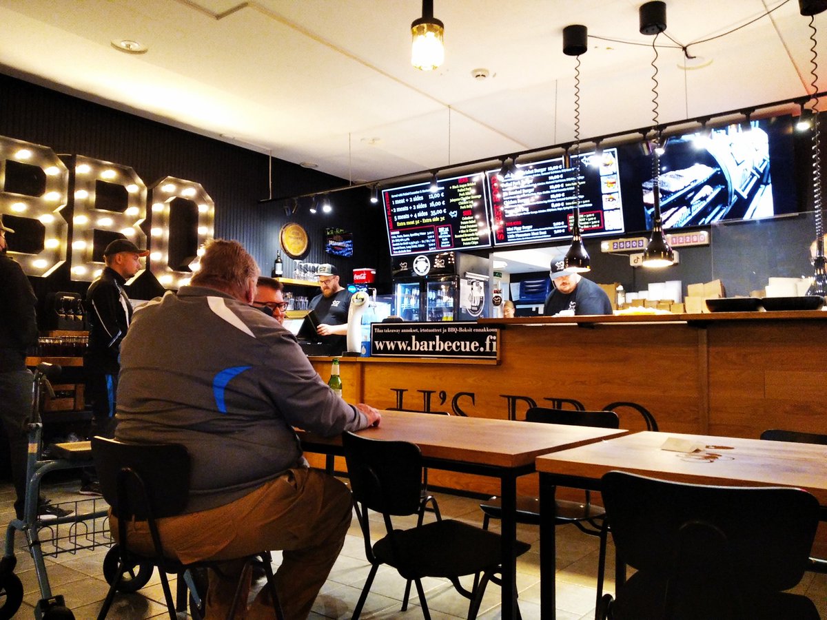 JariValtanen's tweet photo. Maakuntamatkailu avartaa. Ja samalla täyttää vatsaa 🍔🍟🍖🥓😋
#JJSBBQ #ruokatwiitti https://t.co/QPePVYj646