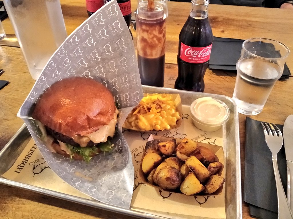JariValtanen's tweet photo. Maakuntamatkailu avartaa. Ja samalla täyttää vatsaa 🍔🍟🍖🥓😋
#JJSBBQ #ruokatwiitti https://t.co/QPePVYj646
