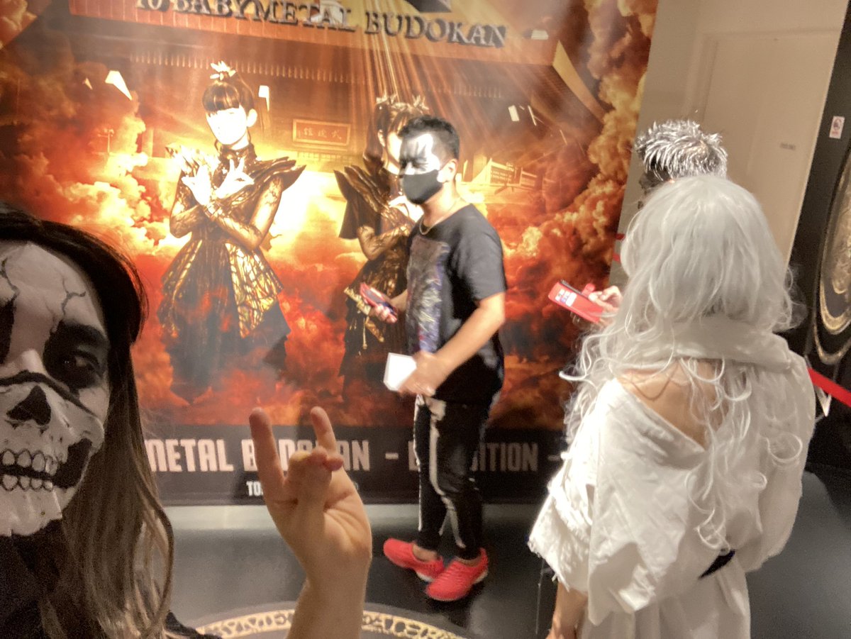 OHITORI_GALAXY's tweet photo. タワレコ渋谷最終回。😊
白塗りのお友達と一緒。💀💀💀💀
 #白塗り
 #babymetal10周年 
 #BABYMETAL
 #skullmake https://t.co/zs7DzItnUZ