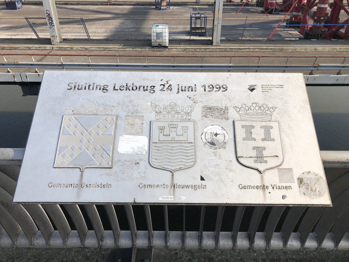 Nog even en dan is ‘ie toch echt weg. De oude Lekbrug is aan zijn laatste weken begonnen. De voorbereidingen zijn al een tijdje in volle gang, maar de resultaten worden nu goed zichtbaar. 

Zondag 7 november zal de brug worden weggehaald.