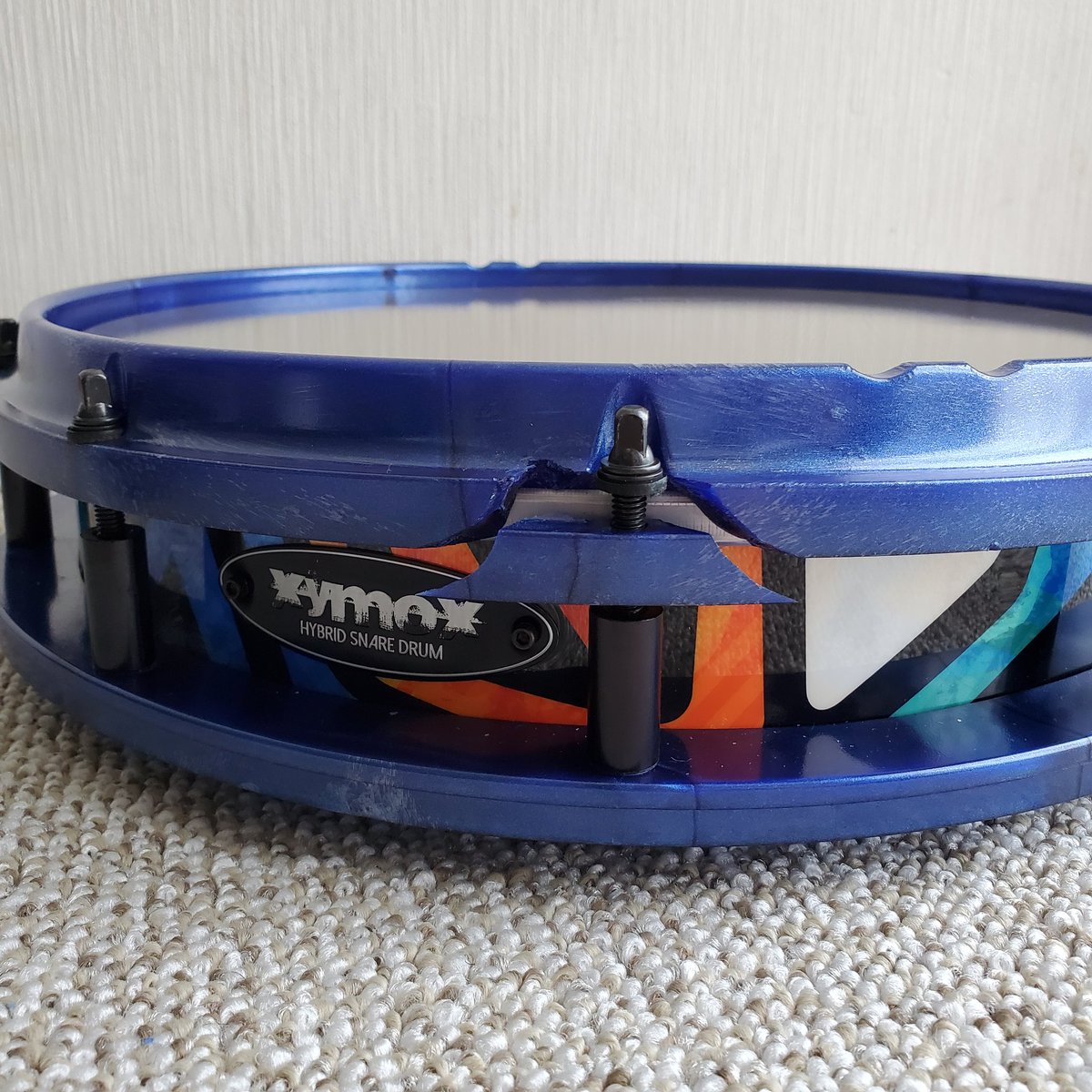 Nicky_BANJAX's tweet photo. #ドラムの日 なので、糞 #xymox の #Hybridsnaredrum の画像を。���ってないから売りに出そうと思ったらリム割れてました。元々頑丈な素材でないとはいえこれはね…。部品単体の購入もほぼ不可能だしね。オサレばっかり考えてたらダメだわ。
#ドラムの日いいね2021
#ドラムの日2021 https://t.co/GrE7jQToK3