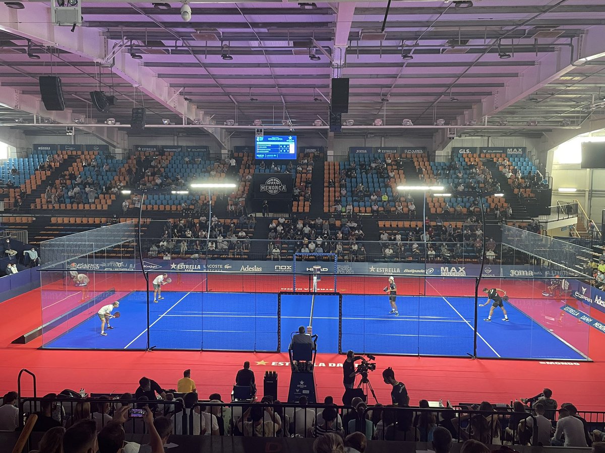 LeonPadel's tweet photo. Final para “jugar con casco” ⛑ #wptmenorcaopen @alegalan96 @juanlebronc vs @paquito_navarro @mdinenno VAMOS! https://t.co/MGC1C9BB9r