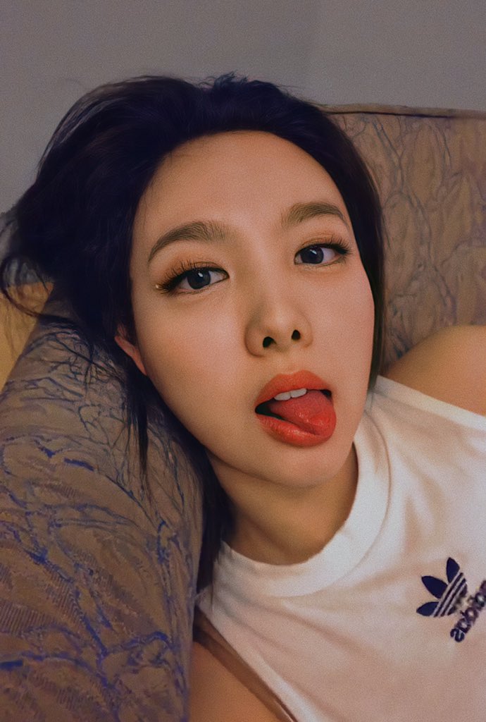 _smolhyo_'s tweet photo. we’re way too hot to handle

#osd #onceselcaday @JYPETWICE https://t.co/YNZxC0AmrX