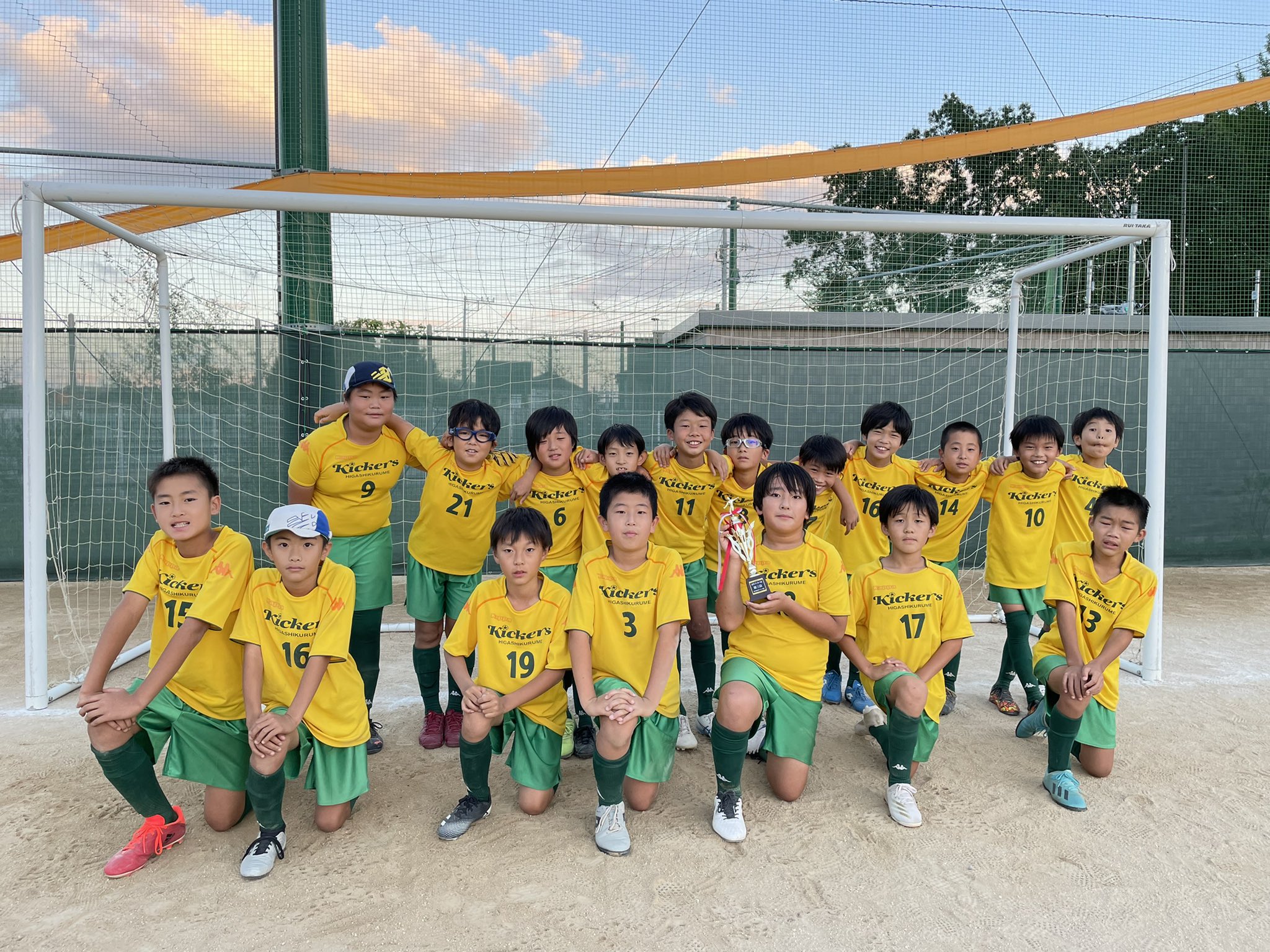 東久留米キッカーズ 21 10 10 5年生市内大会 Vs 久留米fc 5 2 Vs ひばりsc 5 0 Vs フリッパーズ 0 1 Vs ウィンズ 0 1 2勝2敗で第3位でした 4 5年生合同で臨んだ市内大会 守備から攻撃へ 練習で取り組んだ成果が出ましたが 点が取れず