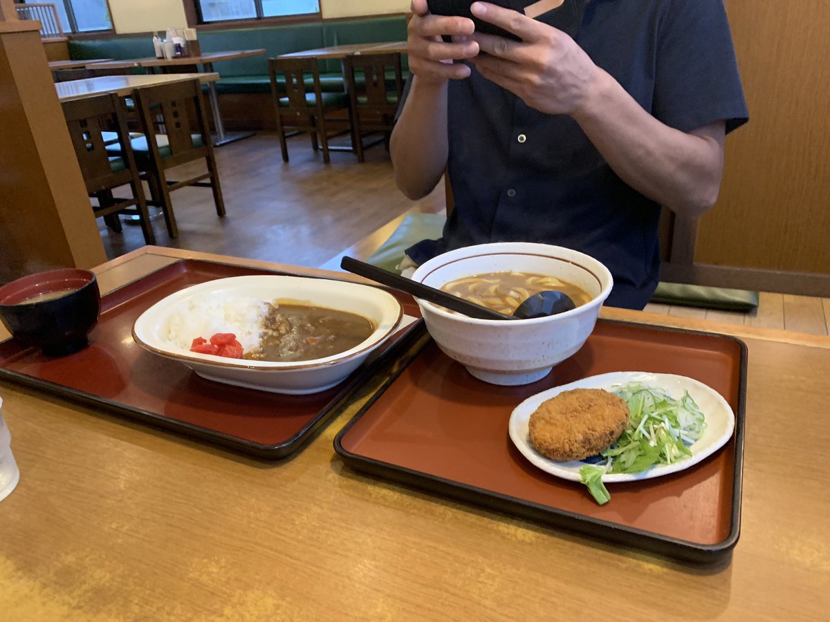 run_705's tweet photo. カレーライスとカレーうどんを頼む男（旦那） https://t.co/dzOgH6VLhu
