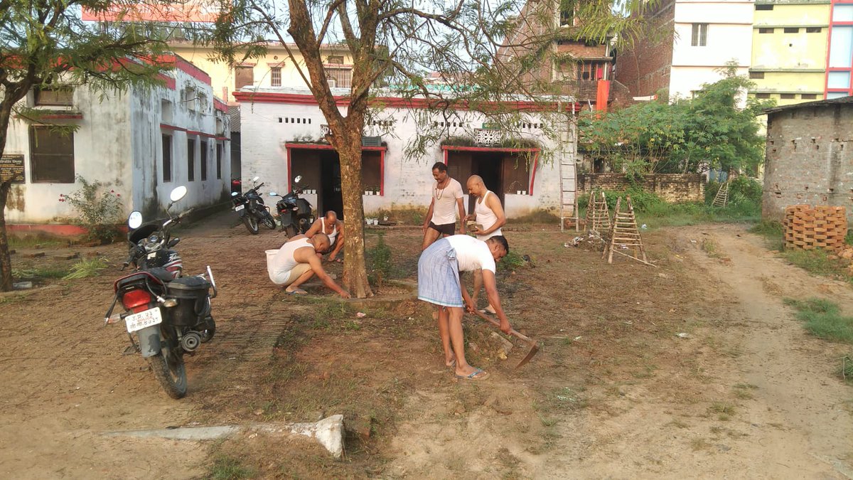 DeoriaPolice's tweet photo. #आजादी_का_अमृत_महोत्सव के अवसर पर #Police_Club में वृहद रुस्वच्छता अभियान चलाया गया, जिसमें समस्त अधिकारी/कर्मचारियों द्वारा प्रतिभाग कर #श्रमदान किया गया।
#स्वच्छता_अभियान
#UPPolice
#CleanIndia
#CleanUttarPradesh
#GoGreen https://t.co/dCsMKspa99