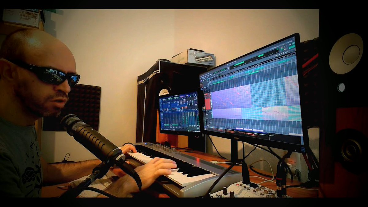 En el estudio estamos trabajando en varias cosas, una de ellas el próximo videoclip del jefe.

Con suerte en una semana o dos está publicado.