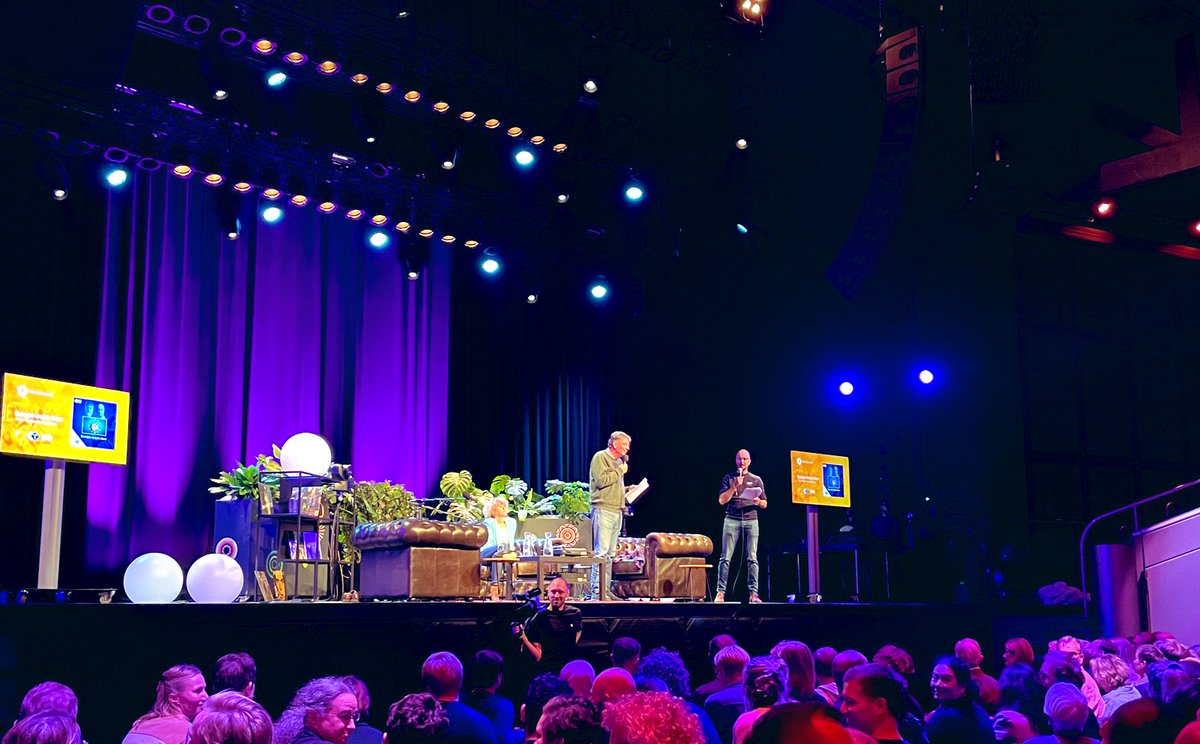 Leuk om mee te maken (en voor herhaling vatbaar)! Live opname podcast <a href="/eurdraaitdoor/">Europa Draait Door</a> <a href="/TiVre_Utrecht/">TivoliVredenburg</a>. Had de grijze zilvervloot verwacht -op dit onmenselijke tijdstip- maar niets is minder waar, jong publiek! Geeft de mens weer hoop <a href="/timdewit/">Tim de Wit</a> <a href="/ajboekestijn/">Arend Jan Boekestijn</a> <a href="/saskiadekkers/">Saskia Dekkers</a>