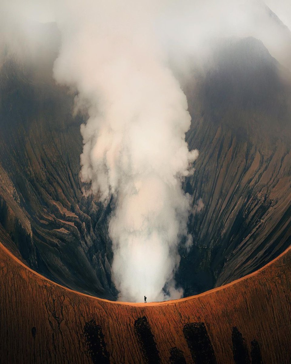Kisah Kawah Bromo yang terbentuk dari letusan Gunung Tengger, diawali cerita “Joko Seger dan Rara Anteng” 

Pasangan ini tak rela mengorbankan anak bungsunya, hingga sang Dewa marah &amp; mengeluarkan isi perut Gunung Tengger.

📸 malthezimakoff

#DiIndonesiaAja #WonderfulIndonesia