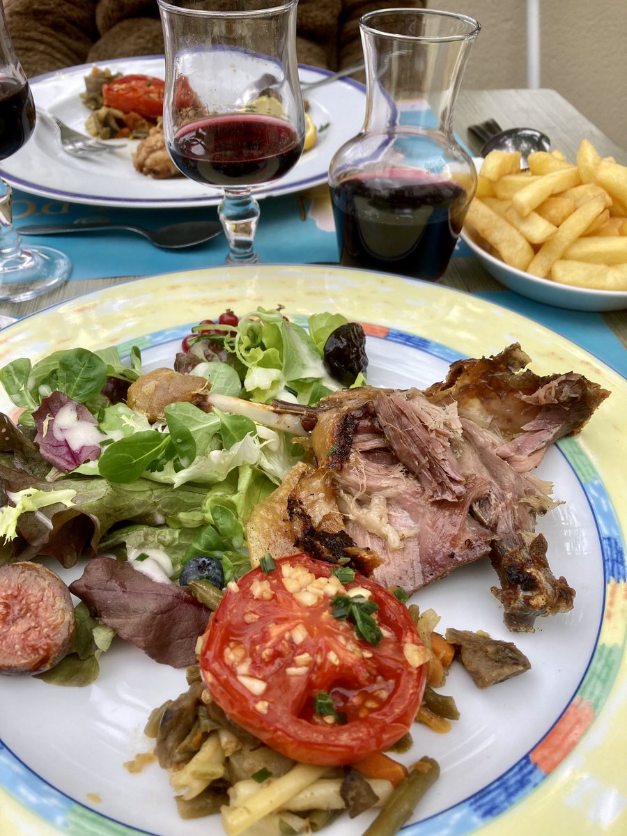 #Gers, Généreuse #Gascogne ! Un classique dimanche à la campagne avec salade de gésiers de canard et un parfait confit du même volatile accompagnés d’un rouge <a href="/CotesdeGascogne/">Cotes de Gascogne</a> du <a href="/DomaineMagnaut/">Domaine de Magnaut</a> ! Le #bonheur est dans le Gers, qu’on se le dise ! #restaurants #Occitanie #SudOuest