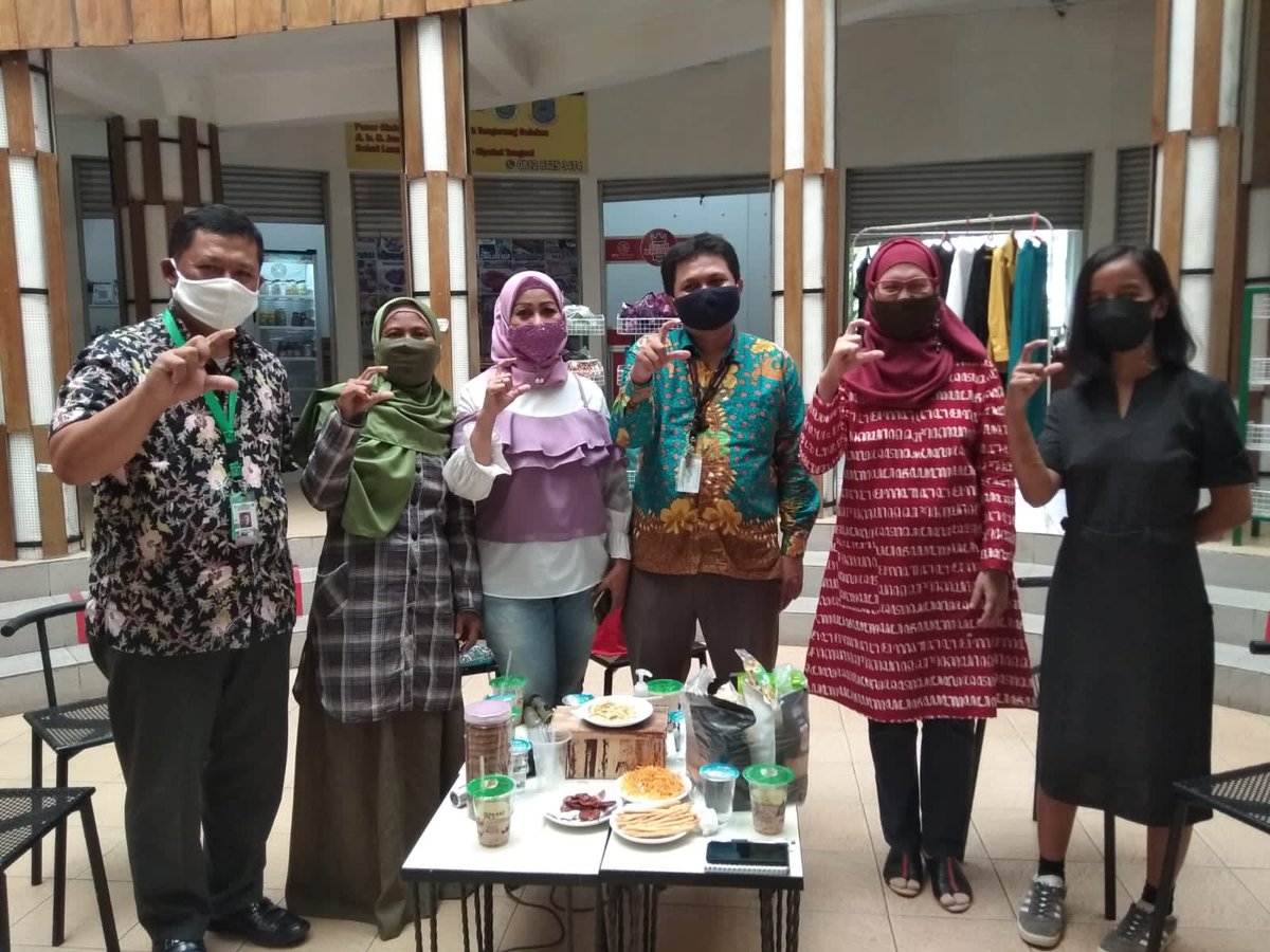 Beberapa acara Live IG ttg Pengenalan Produk2 kami yang ada di Pasar Gintung. Sampai mendatangkan customer setia kami Ibu Lisna dari Pamulang. Terima kasih banyak untuk anda yang peduli dgn #UMKM Indonesia. Produk kami rata2 sudah berlisensi resmi. Kunjungi gerai kami sekarang😎