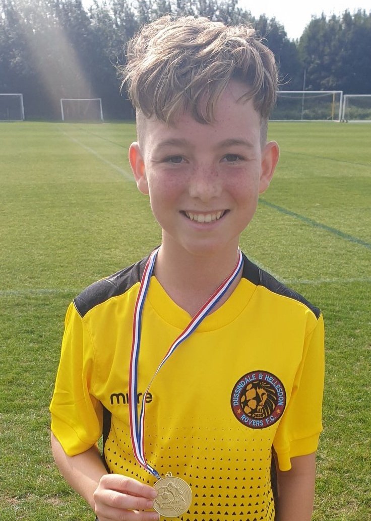hellesdonfcdons's tweet photo. Todays man of the match with a superb performance in midfield,  Oli H 👏👏 #uptheminidons 💛⚽️⚽️💛 @AmyHants7 @matty_hants https://t.co/lLTmQ2nsWs