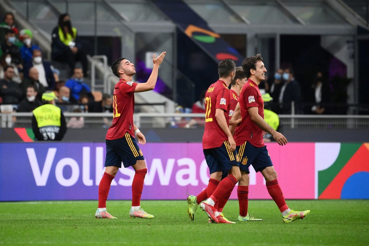 lnstantFoot's tweet photo. La France et l'Espagne s'affrontent ce soir ! 💥

🔃 RT si tu vas supporter les Bleus 🇫🇷
❤️ Fav si tu vas supporter l'Espagne 🇪🇸 https://t.co/7D5je8X7dW