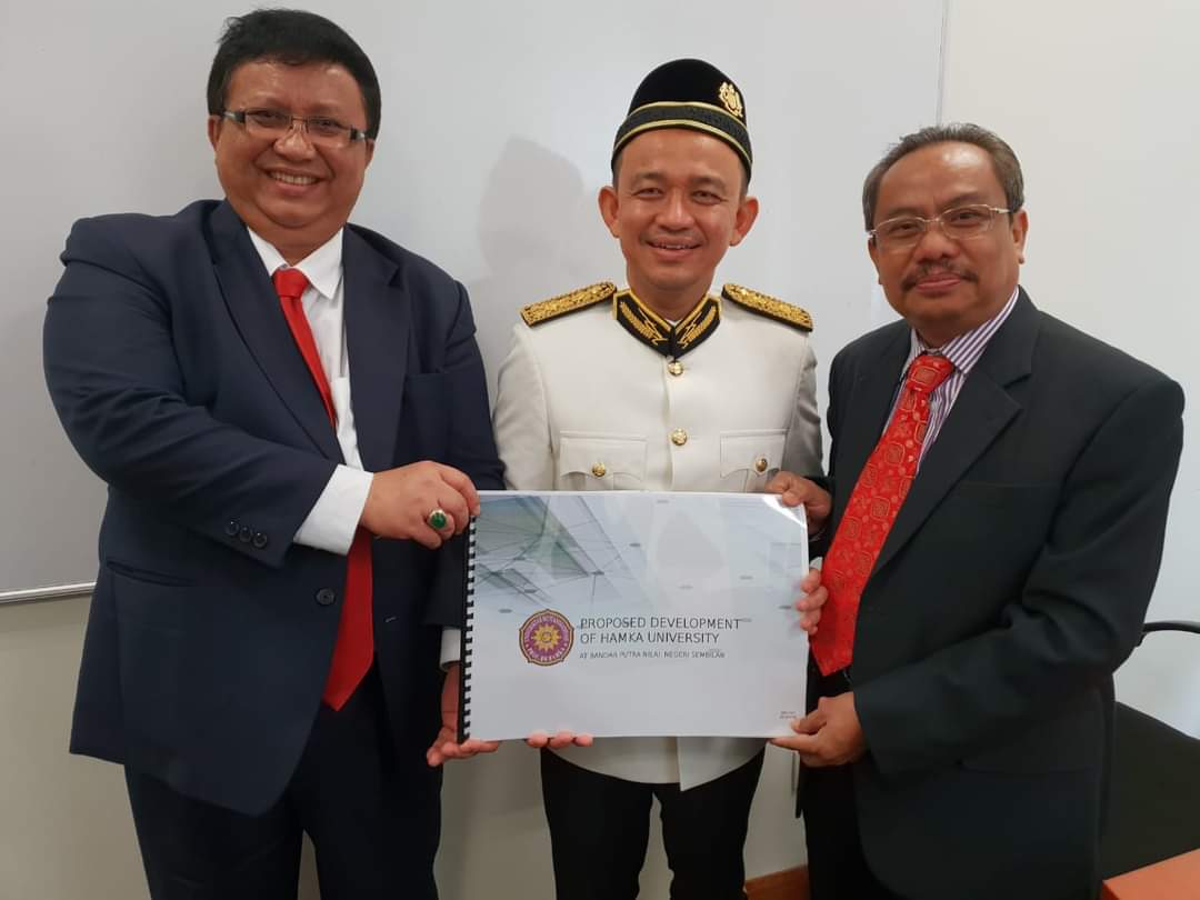 Prof. Suyatno terlibat aktif dalam pembangunan Universitas Muhammadiyah Antarabangsa Malaysia (UMAM). Beliau sempat datang langsung ke Malaysia untuk memastikan pendirian UMAM.

Kiri ke kanan, Prof Lincoln, <a href="/maszlee/">Maszlee Malik 🏴🇲🇾</a>, dan Prof. Suyatno.

Selamat jalan, Prof. Suyatno.