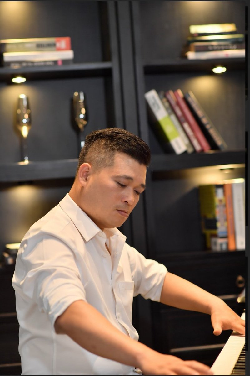 Chuonggio10's tweet photo. Khi Tôi nép mình dưới chân tượng Beethoven
Thảo mộc trên đồi réo khản lời nhựa trắng
Mưa trâm anh lơi lả hồn cầm thuở rêu mờ
Những nấc thang phố núi ngậm bóng tình nhân...
https://t.co/onpz4zGlUY https://t.co/wMfKT0dFEo