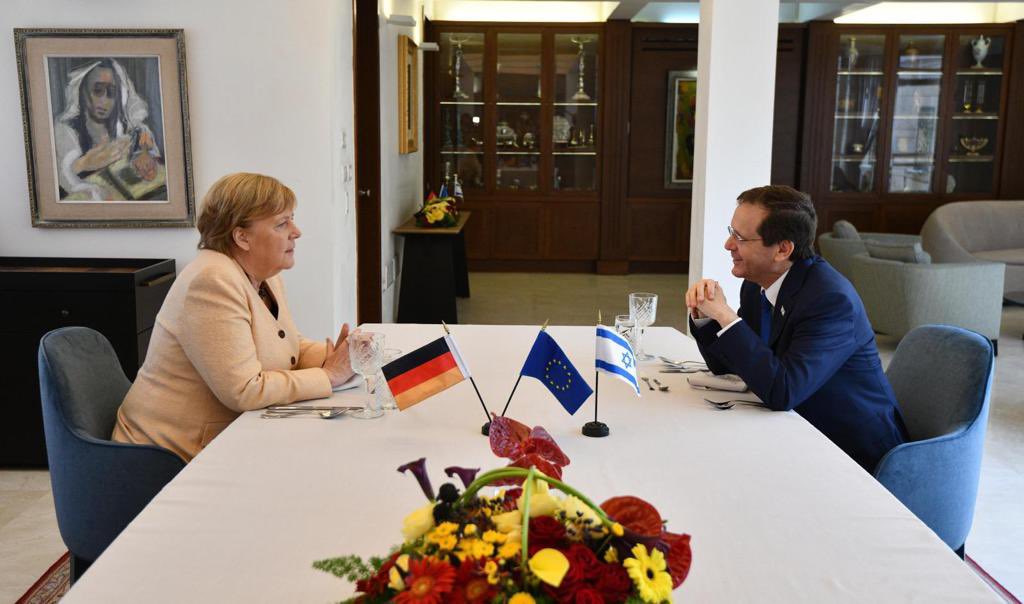 Bundeskanzlerin Merkel trifft sich mit dem israelischen Präsidenten Herzog.
