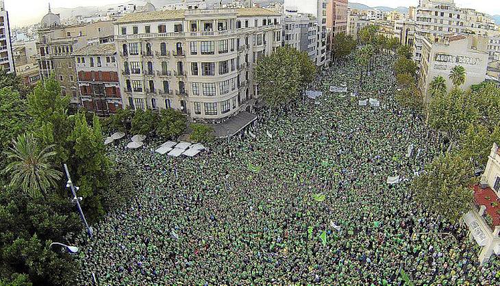 CrisiaEP's tweet photo. @Maestra_enfu En el 2013 se hizo una gran manifestación en Palma (considerada la más multitudinaria) en contra del TIL. #mareaverde https://t.co/2wE3eEGZlQ https://t.co/cg7mfcGqVE
