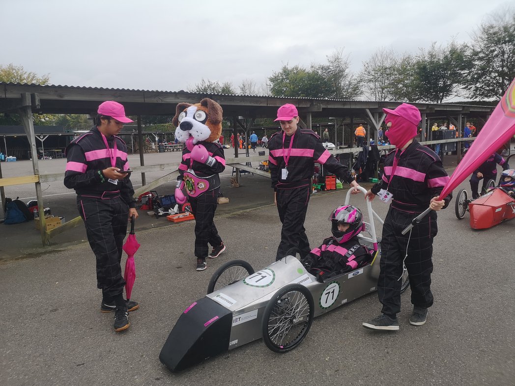 AcademyBourne's tweet photo. The Bourne Boxer and Delilah on the way to the grid for Race 1 at the Goodwood Greenpower International Finals 2021 https://t.co/9ACTQgeyZy