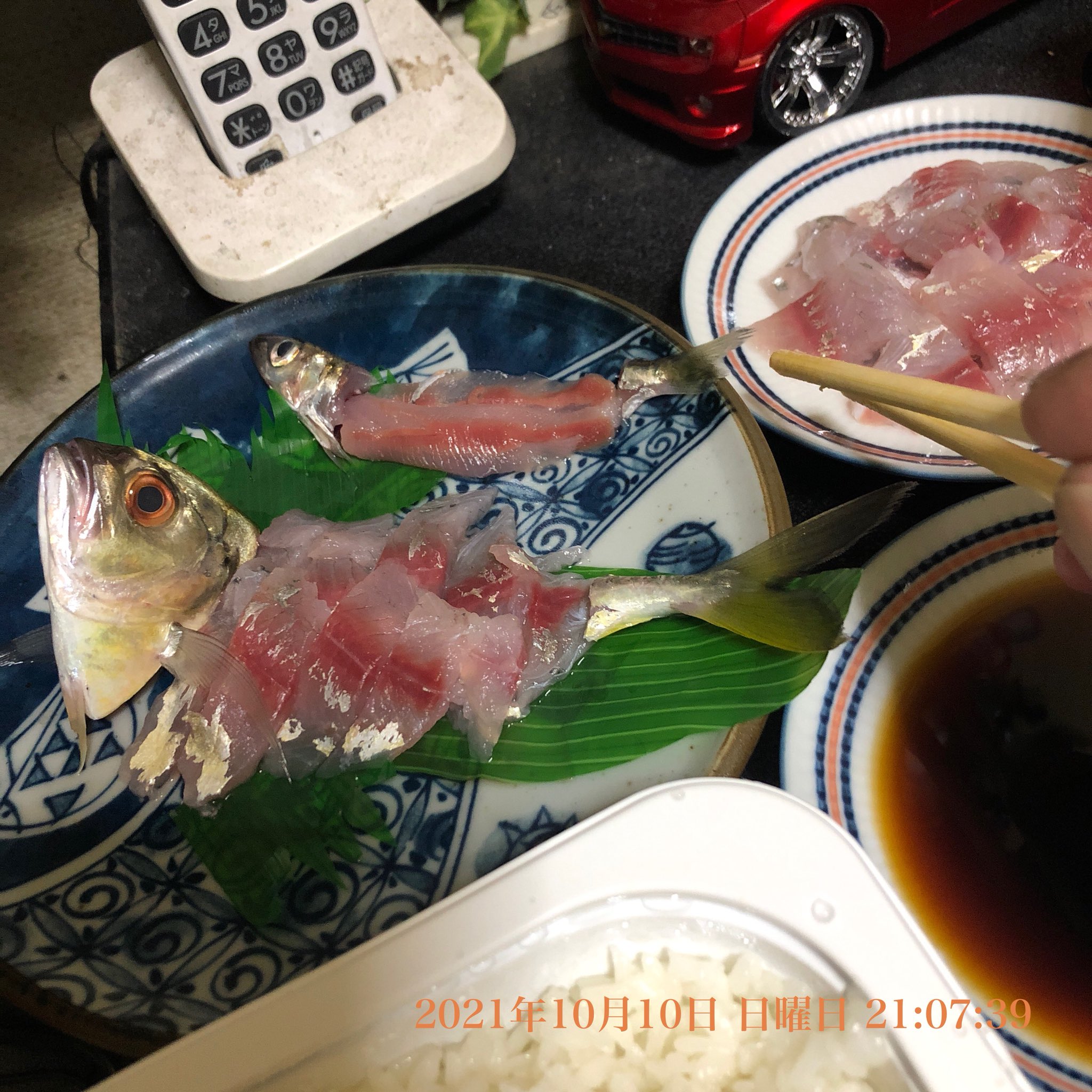 サビキーノ斉藤 魚釣り編 21年10月10日 日 21時07分頃 料亭サビキーノ 朝獲れ メッキ とイワシのお刺身 この日の朝 相模湾サーフでメッキ3匹とイワシ1匹釣りました それを刺身にして食う 美味しい 釣って食う人 サビキーノ斉藤