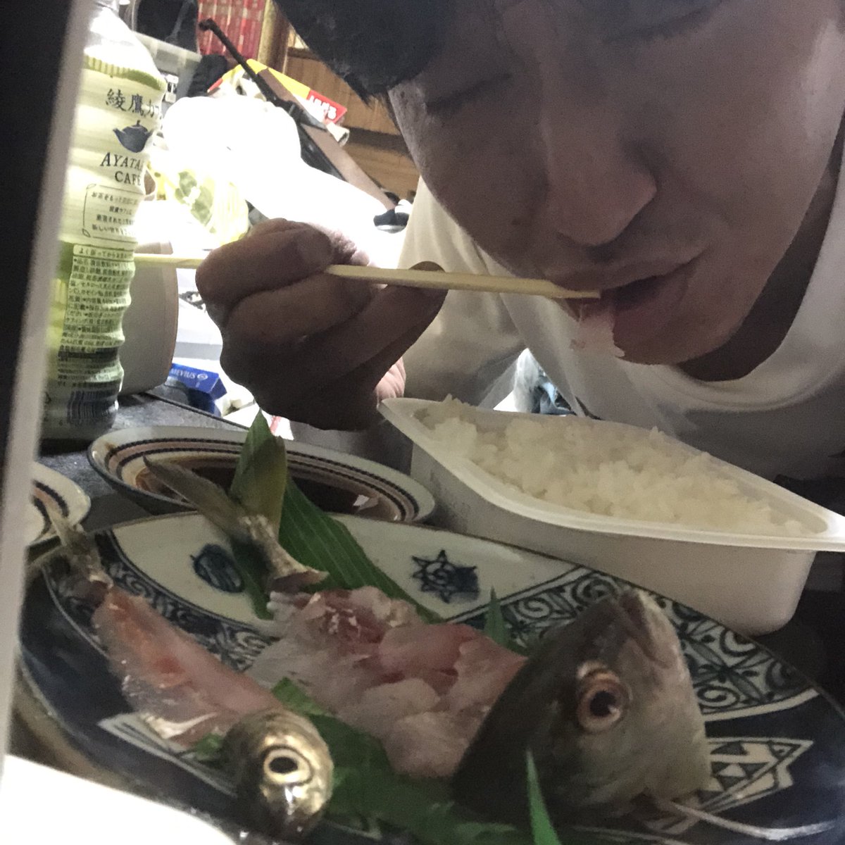 サビキーノ斉藤 魚釣り編 21年10月10日 日 21時07分頃 料亭サビキーノ 朝獲れ メッキとイワシのお刺身 この日の朝 相模湾サーフでメッキ3匹とイワシ1匹釣りました それを刺身にして食う 美味しい 釣って食う人 サビキーノ斉藤