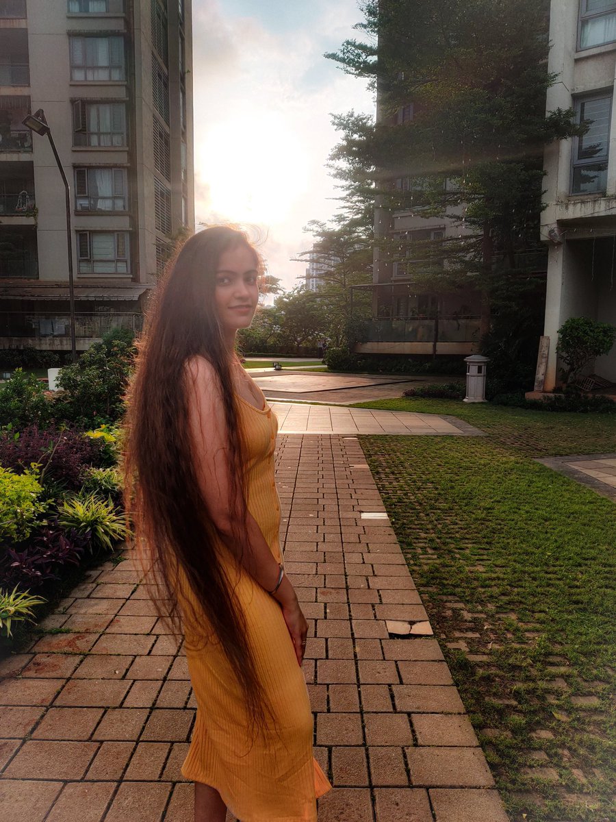 DeedarKaur's tweet photo. The golden hour! 🌻💛
Basking in the 'Ladeya Na Kar' love! So grateful for your overwhelming response. Keep listening 🎧🎶

.
.
.
#LadeyaNaKar #newsingle #newsong #gratitude #grateful #jasfa #celebration #goldenhour https://t.co/IWrslKlH0Q