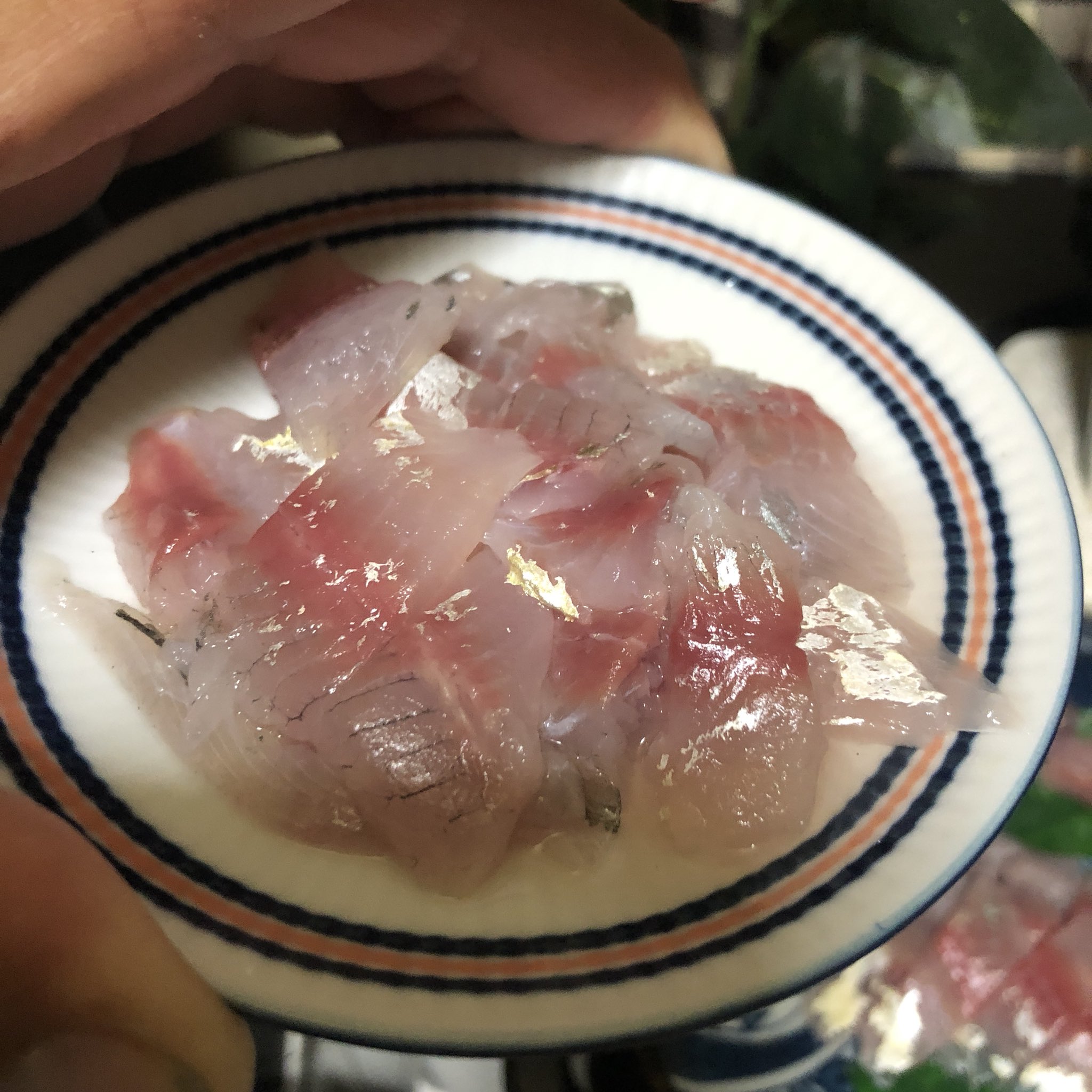 サビキーノ斉藤 魚釣り編 21年10月10日 日 21時07分頃 料亭サビキーノ 朝獲れ メッキ とイワシのお刺身 この日の朝 相模湾サーフでメッキ3匹とイワシ1匹釣りました それを刺身にして食う 美味しい 釣って食う人 サビキーノ斉藤