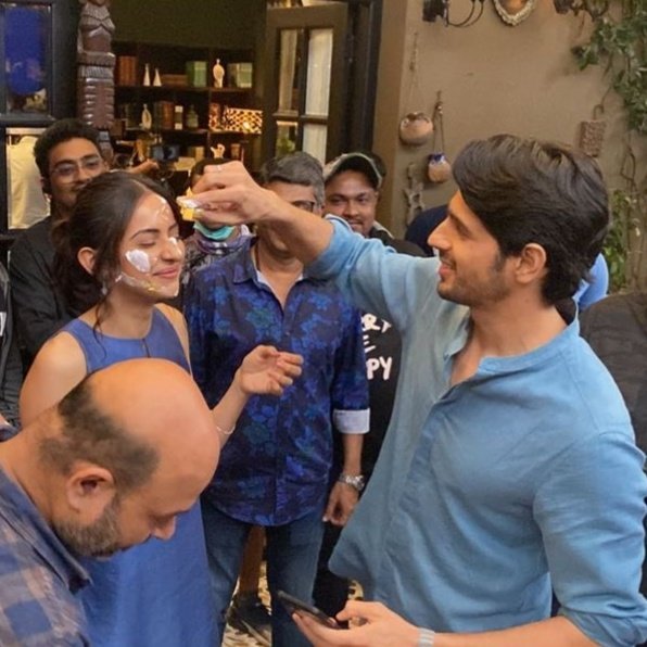 AhmedabadTimes's tweet photo. .@Rakulpreet shares pics of her #birthday celebrations from the sets of her upcoming film #ThankGod. @SidMalhotra @Indra_kumar_9 #RakulPreetSingh #RakulPreet #HappyBirthdayRakulPreetSingh https://t.co/URHos5VIMA